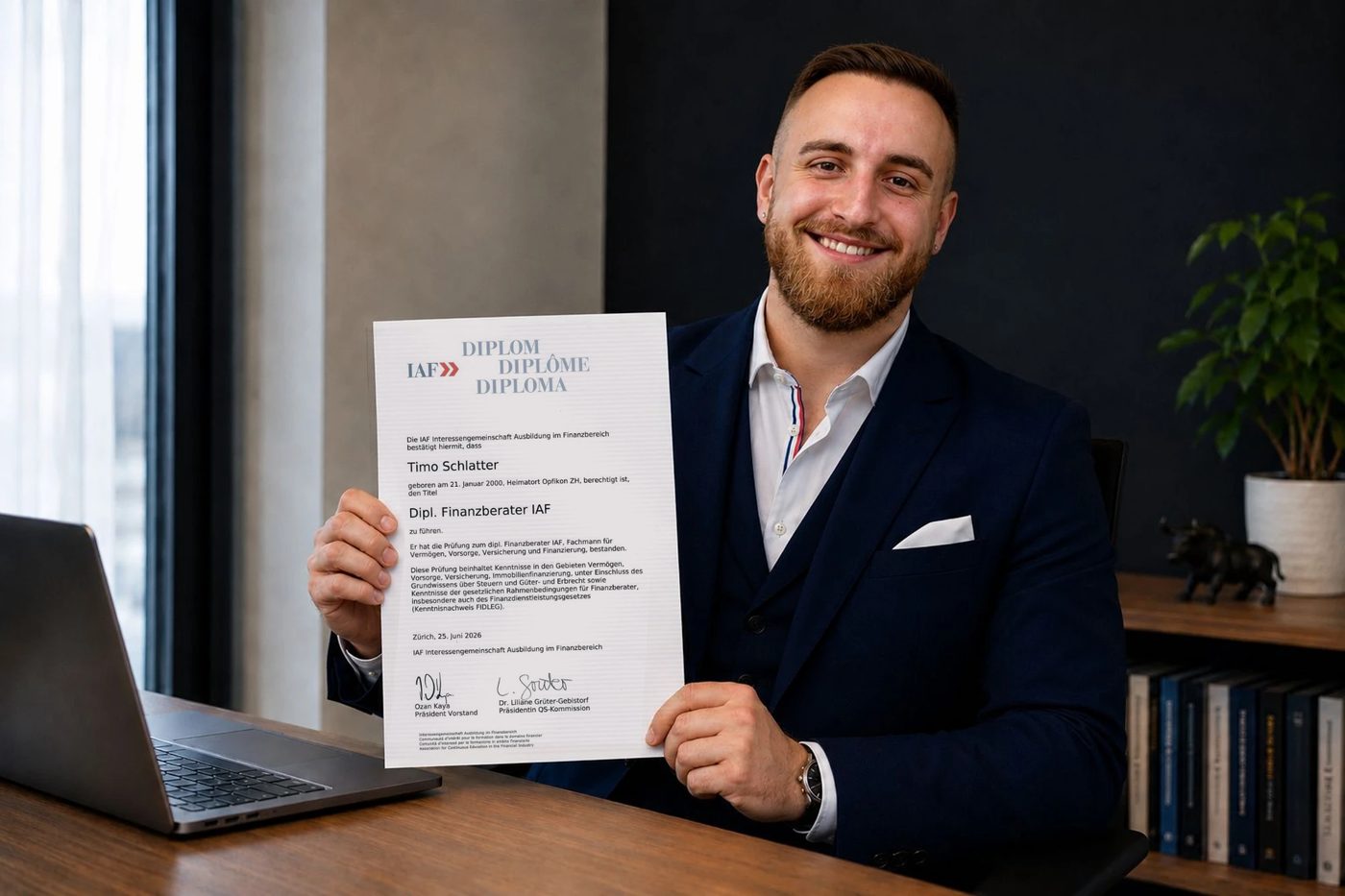 Timo Schlatter hält sein Diplom zum Dipl. Finanzberater IAF in die Kamera